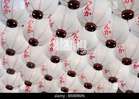 Un plafond de lanternes étendus dehors un restaurant au Japon Banque D'Images