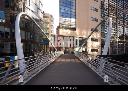 Passerelle, sur la route de Londres à la gare de Piccadilly, Piccadilly Place, Manchester, UK Banque D'Images