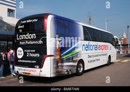 National Express Coach sur le stand au Hard Coach Station Portsmouth UK Banque D'Images