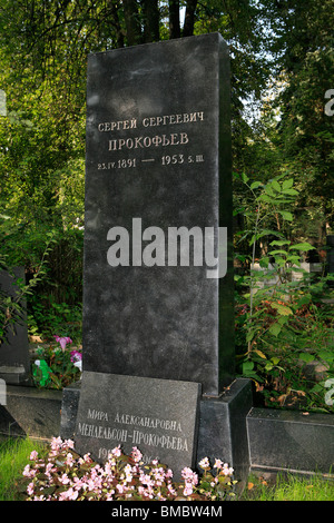 Tombe du compositeur russe Sergei Prokofiev soviétique au cimetière Novodievitchi à Moscou, Russie Banque D'Images