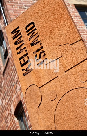 Sign in Public Kelham Island, Sheffield, diriger les piétons au Musée et Kelham Square. Banque D'Images