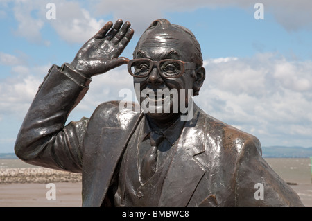 Statue en bronze Eric Morecambe par Graham Ibbeson,dévoilé par la Reine en 1999.Lancashure,promenade de Morecambe,UK. Banque D'Images