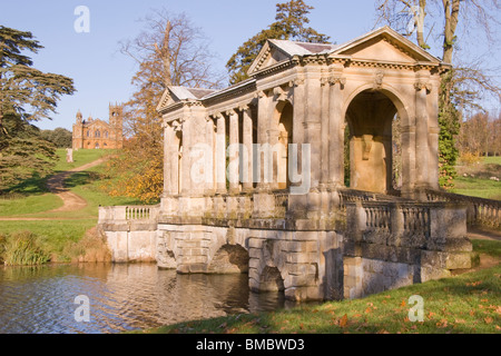 Pont palladien et temple gothique, Stowe, Buckinghamshire, Angleterre Banque D'Images