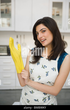 Femme portant des gants de caoutchouc Banque D'Images