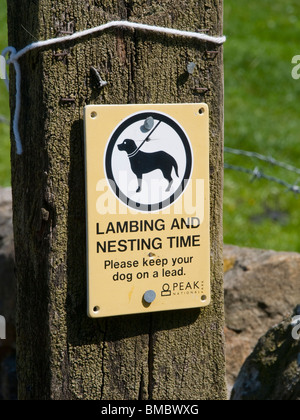 Un panneau d'avertissement pour les propriétaires de chiens à propos de l'agnelage et la nidification dans le Peak District, Derbyshire, Angleterre, Royaume-Uni Banque D'Images