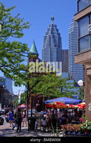 Dîners au restaurant, d'un patio extérieur, rue Front, à Toronto. Banque D'Images