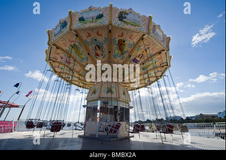 Un parc d'amusement, de plaisir et de divertissement carousel ride sur Essex Clacton Pier. Banque D'Images