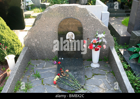 Tombe de l'acteur de théâtre et de cinéma soviétique Yevgeniy Yevstigneyev au cimetière Novodievitchi à Moscou, Russie Banque D'Images