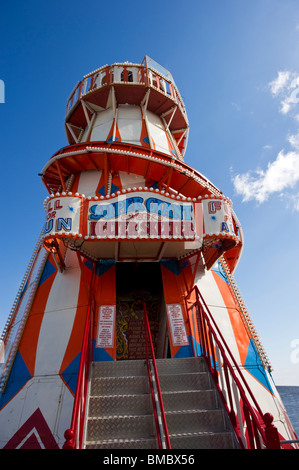 Un helter skelter est un parc d'amusement traditionnel, plaisir et divertissement à bord de la jetée de Clacton Essex. Banque D'Images