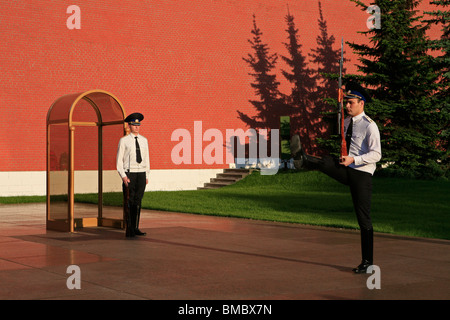 Les gardes d'honneur de la Tombe du Soldat inconnu à Alexandre Jardin, Moscou, Russie Banque D'Images