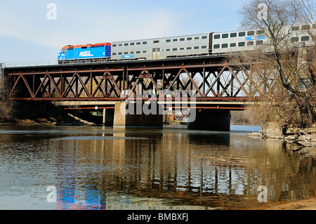 Chicago Metra train roulant sur Fox River Bridge à Fox River Grove, Illinois, USA Banque D'Images