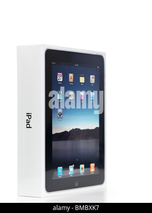 L'emballage des produits Apple iPad et en boîte enveloppée dans du plastique. With clipping path isolé sur fond blanc. Banque D'Images