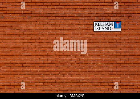 Plaque de rue sur un mur de brique rouge de Kelham Island, Sheffield. Banque D'Images