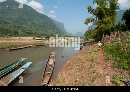 Muang Ngoi sur la rivière Nam Ou près de la frontière vietnamienne, dans le nord-est du Laos Banque D'Images