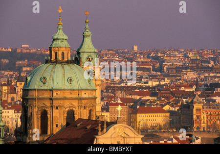 Vue sur l'église de Mala Strana St Thomas à Prague République tchèque l'Europe de l'UE Banque D'Images