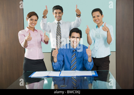 Les dirigeants d'showing Thumbs up signe dans un bureau Banque D'Images