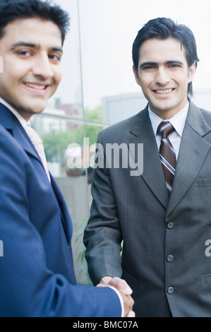 Deux businessmen shaking hands Banque D'Images
