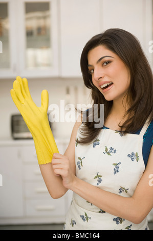 Femme portant des gants de caoutchouc Banque D'Images