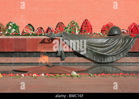 Flamme éternelle sur la Tombe du Soldat inconnu au Jardin d'Alexandre, Moscou, Russie Banque D'Images