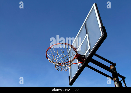 Panier de basket-ball sur un ciel bleu clair Banque D'Images