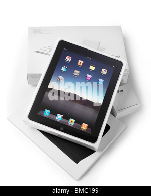 Apple iPad et accessoires d'emballage du produit et en boîte enveloppée dans du plastique. With clipping path isolé sur fond blanc. Banque D'Images