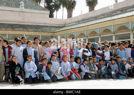 Les enfants de l'école sur un voyage scolaire posant dans la cour d'El Bahia Palace , Marrakech , Maroc , Afrique du Nord Banque D'Images