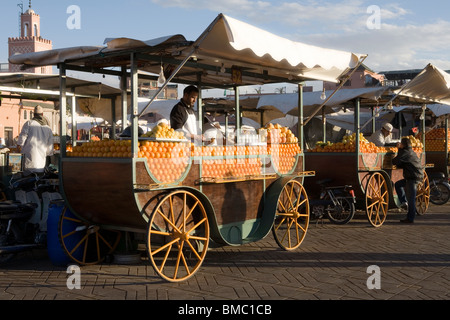 Les vendeurs Orange Barrow, Place Djemaa el Fna, Marrakech , Maroc , Afrique du Nord Banque D'Images