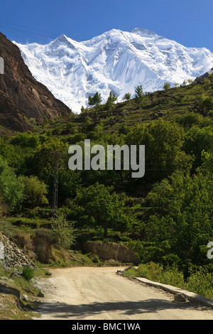 Une vue sur le mont Rakaposhi de Minapin, Hunza, au Pakistan Banque D'Images