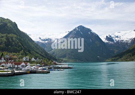 Balestrand Ville avec le Livre vert de l'eau glaciaire de le Sognefjorden avec vue vers Bjornabreen Sogn Norvège Glacier Banque D'Images