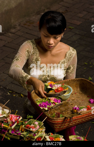 Les femmes apportent des offrandes au temple magnifique au marché public à Ubud, Bali, sur le haut hindou jour saint de Galungan. Banque D'Images