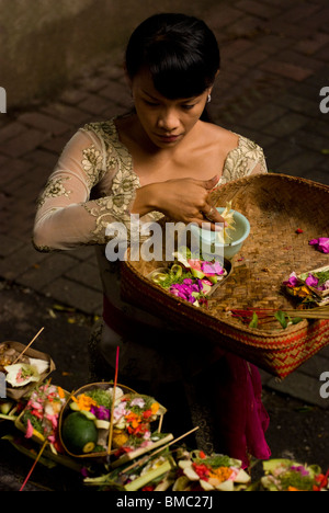 Les femmes apportent des offrandes au temple magnifique au marché public à Ubud, Bali, sur le haut hindou jour saint de Galungan. Banque D'Images