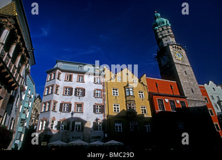 Tour de la ville, sur la droite, stadtturm, ville d'Innsbruck, Innsbruck, Tyrol, Autriche Etat Banque D'Images