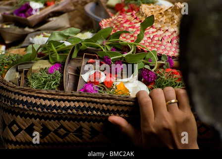 Les femmes apportent des offrandes au temple magnifique au marché public à Ubud, Bali, sur le haut hindou jour saint de Galungan. Banque D'Images