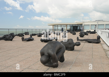 Les chiffres de l'exposition de l'Antony Gormley "masse critique" au De La Warr Pavilion, Bexhill on Sea, East Sussex Banque D'Images