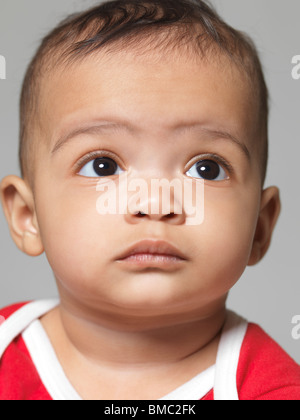 Portrait d'un mignon petit enfant. Petite fille de neuf mois. Banque D'Images