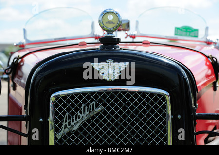 Close-up vue avant du radiateur et d'un insigne d'une Austin 7 voiture de sport 2 places Banque D'Images