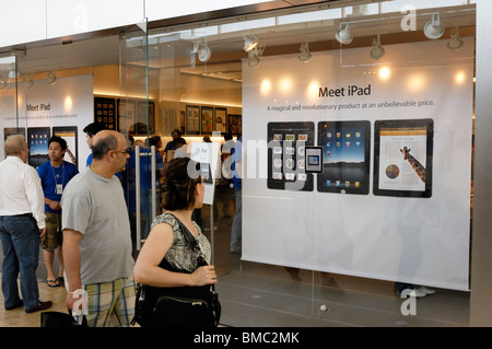 Annonces iPad sur l'Apple Store le premier jour d'affichage sur la vente. Yorkdale Shopping Centre, Toronto, Ontario, Canada. Banque D'Images