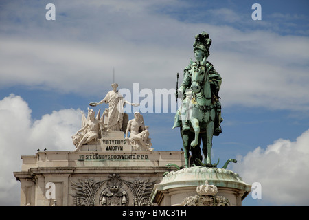 Statue équestre du roi Jose I et de triomphe sur la place Praça do Comercio Commerce ou Terreiro do Paco à Lisbonne, Portugal Banque D'Images