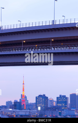 Sur les toits de la ville avec la Tour de Tokyo et du pont Rainbow, Tokyo, région du Kanto, Honshu, Japan Banque D'Images