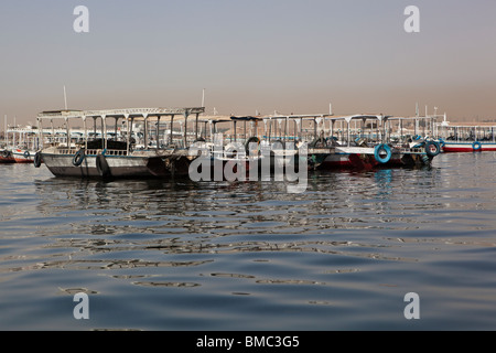 Cassé et brûlé ferry bateaux amarrés ensemble Banque D'Images