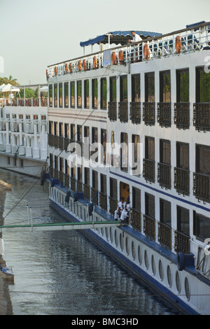 Police touristique égyptienne gardent l'entrée passerelle d'un bateau de croisière sur le Nil, l'Egypte Banque D'Images