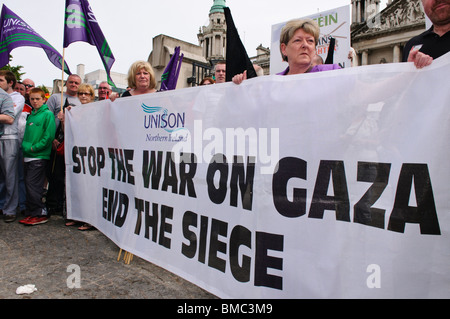 Les membres de l'Union européenne l'unisson avec une bannière 'Stop à la guerre à Gaza. Fin le siege' Banque D'Images