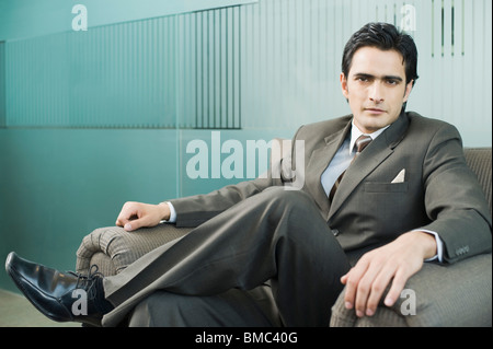 Portrait d'un homme assis dans un fauteuil Banque D'Images