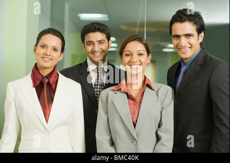 Portrait of business executives smiling Banque D'Images