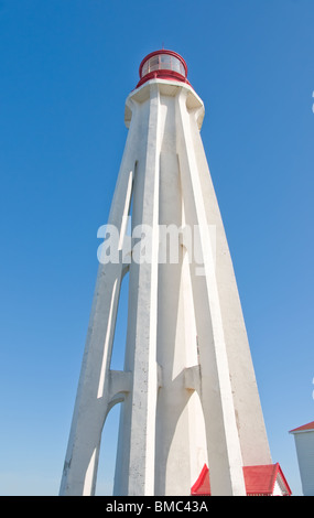 En perspective du phare du centenaire à Pointe-au-Pere, Bas-Saint-Laurent, Québec Banque D'Images