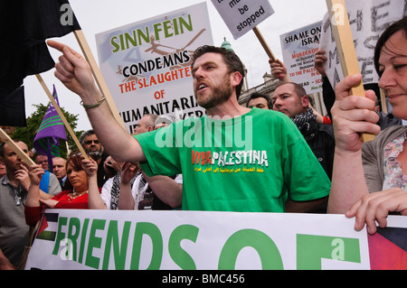 John Hurson de Viva Palestina lors d'une manifestation contre l'agression israélienne à Belfast Banque D'Images