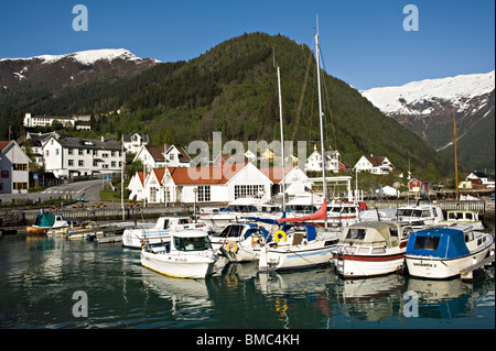 Les yachts et les petits bateaux amarrés dans le magnifique port de Balestrand Sogn Sogn Norvège Banque D'Images