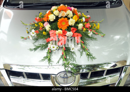 Voiture de mariage décoré de fleurs Banque D'Images