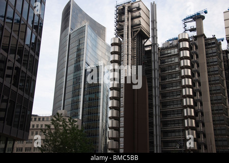 Ville d'immeubles de bureaux à Londres et à l'architecture. Vue sur le bâtiment de la Lloyds conçu par l'architecte Richard Rogers. Banque D'Images