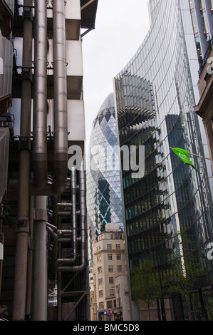 Ville d'immeubles de bureaux à Londres et à l'architecture. Vue sur le bâtiment de la Lloyds conçu par l'architecte Richard Rogers. Banque D'Images
